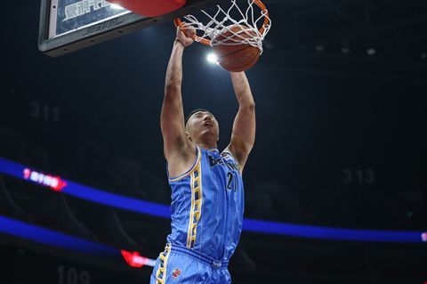 右路定位球布雷夏尼尼开到禁区直接旋向球门，米兰3-1弗洛西诺内。
